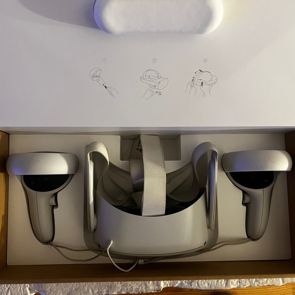 Oculus quest 2 used good condition 
VR Headset White with Wireless Connectivity - Picture 8 of 9